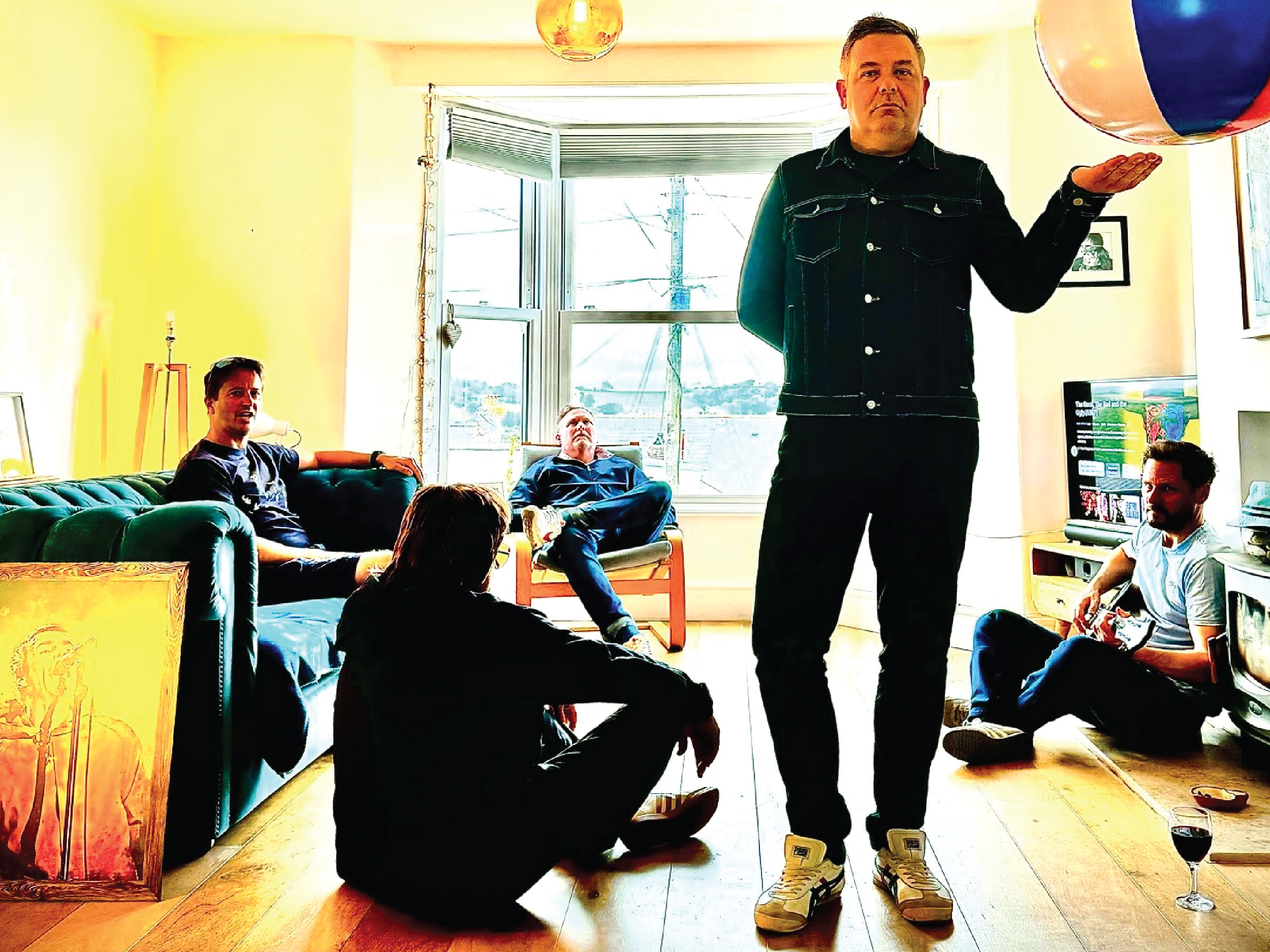 Kernoasis mimic the famous 'Definitely Maybe' album cover.